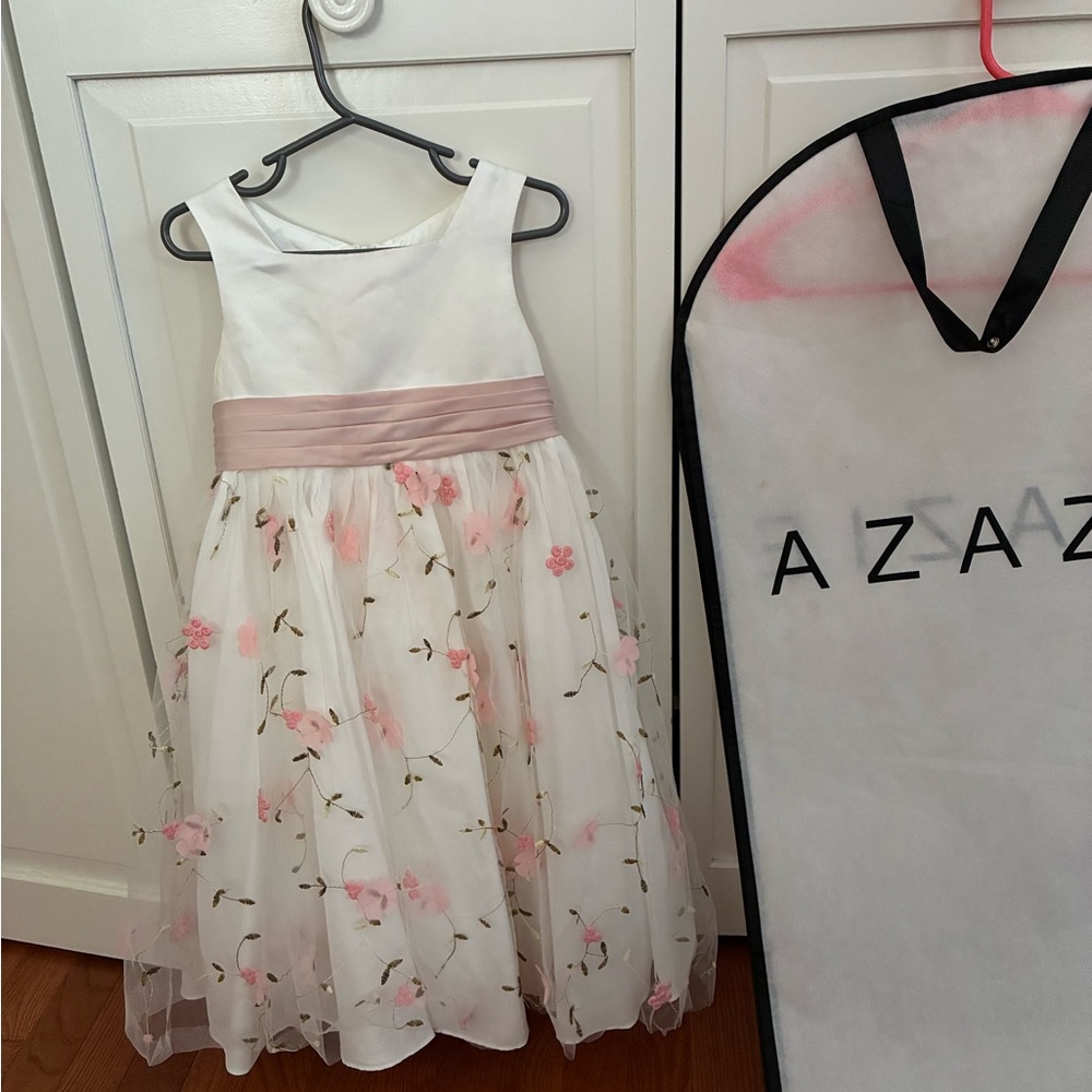 Special dress size 5. Beautiful and comfortable. Also available in size 4